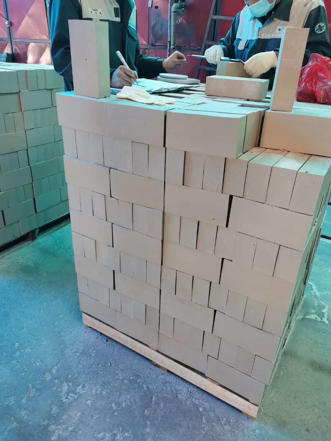 65厚耐酸磚今年處于一直是缺貨狀態(tài)，而且價格高，那么為什么會出現(xiàn)這種情況